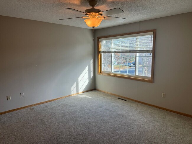 Building Photo - Beautiful Townhome with Private Patio, Gas...