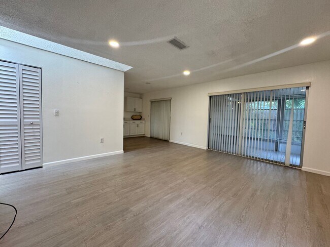 Building Photo - Annual unfurnished nicely renovated 2/2 villa near the Ringling Museum