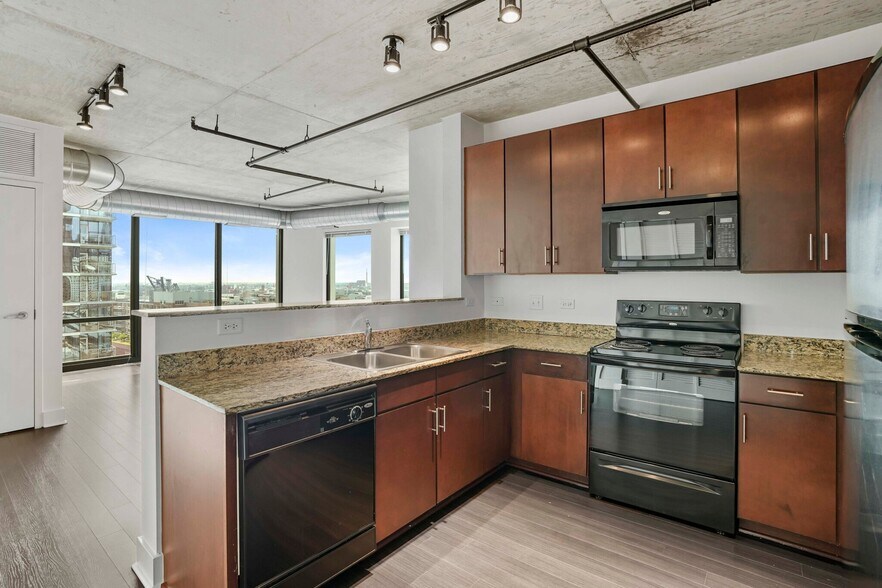 Building Photo - 879 S Clark St