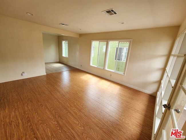 Building Photo - 5264 Cahuenga Blvd