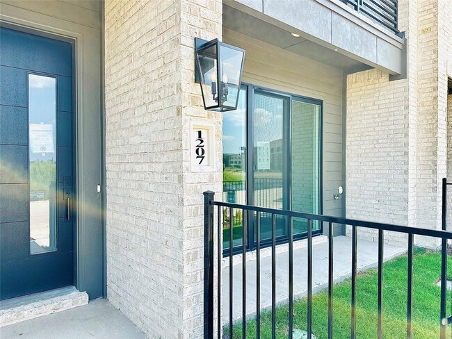 Building Photo - 1207 Doris May Dr