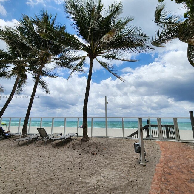 Building Photo - 3000 S Ocean Dr