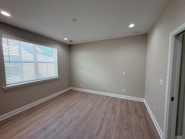 Building Photo - 61 Tropics Ave