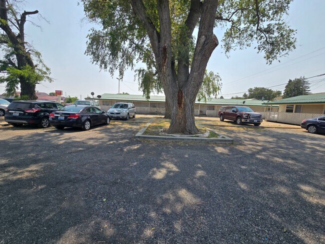 Building Photo - 3 bedrooms available NOW! Move In Special Offering Half OFF 1st Month's Rent!