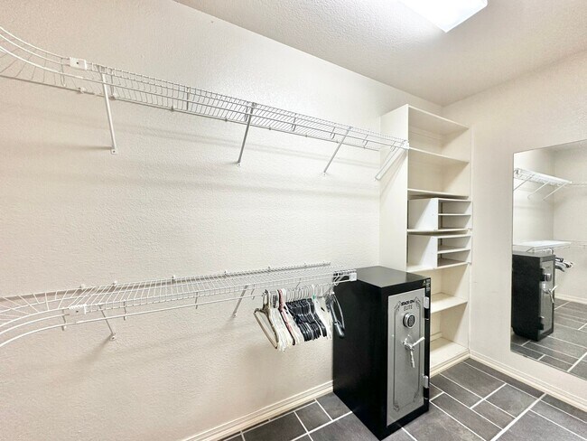 Building Photo - Tour Today! Show Stopping Home in Flint!