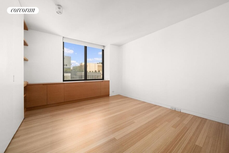 Building Photo - 300 E 85th St