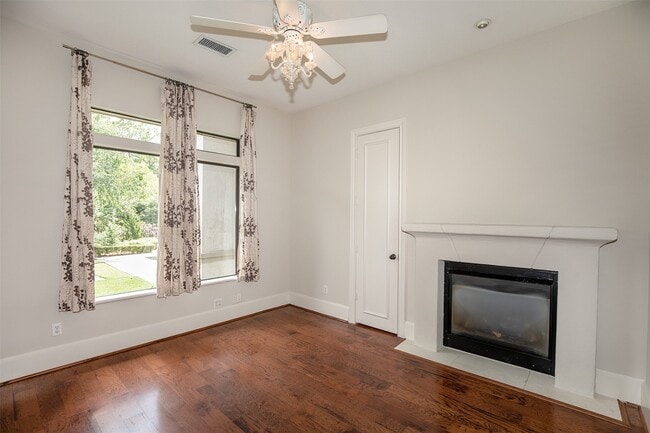 Building Photo - 611 Park Ln