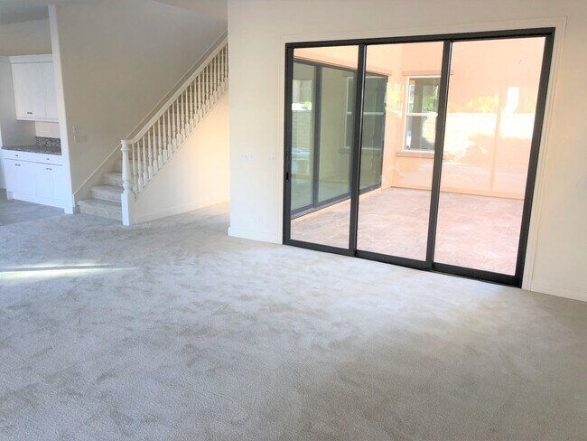 Building Photo - Amazing 5 bedroom home located in desirable Lake Forest community!