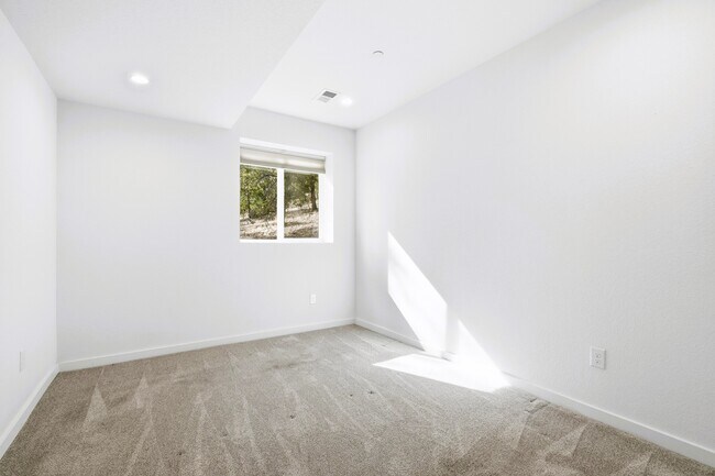 Building Photo - 191 Diamond Dr