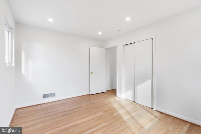 Building Photo - 618 19th St S