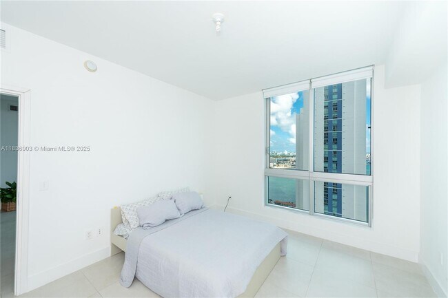 Building Photo - 300 S Biscayne Blvd