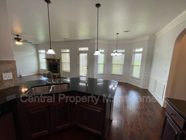 Building Photo - 514 W Holloway Dr