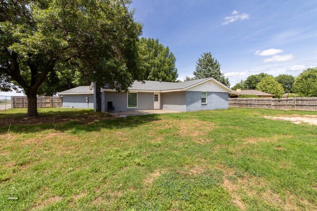 Building Photo - 1214 Sycamore Dr