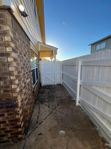 Building Photo - 2815 Longmire Dr