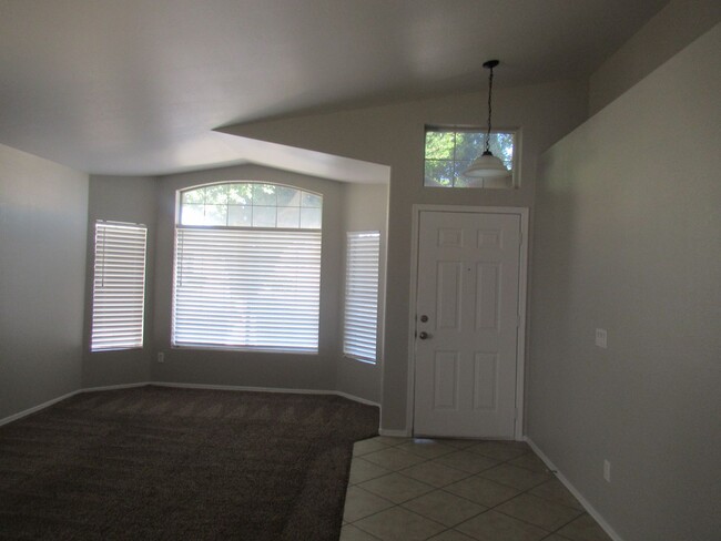 Building Photo - Spacious Home in Superstition Springs!