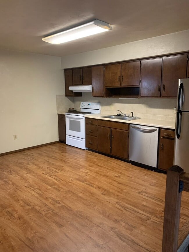 Building Photo - 2 Bedroom, 1 Bath Second Floor Apartment i...