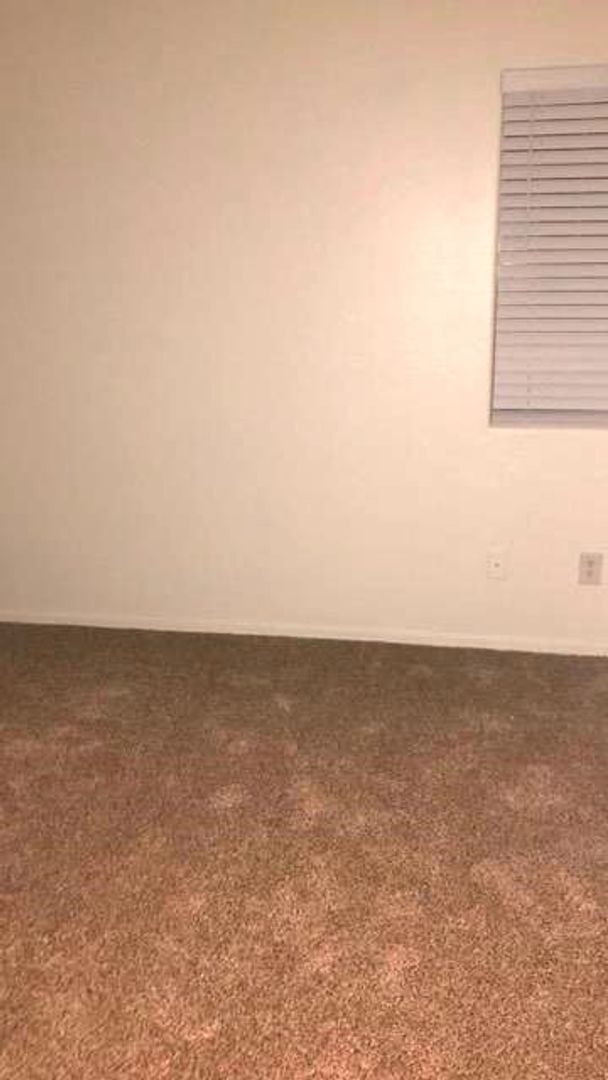 Building Photo - Great 4 bed 2.5 home near community pool!