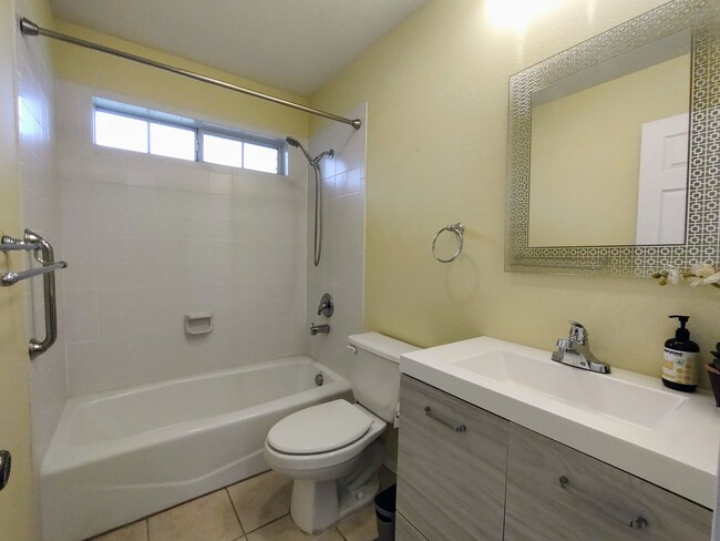 Building Photo - Beautiful 3 bedroom home ready for move in