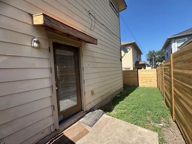 Building Photo - Townhome available off East MLK