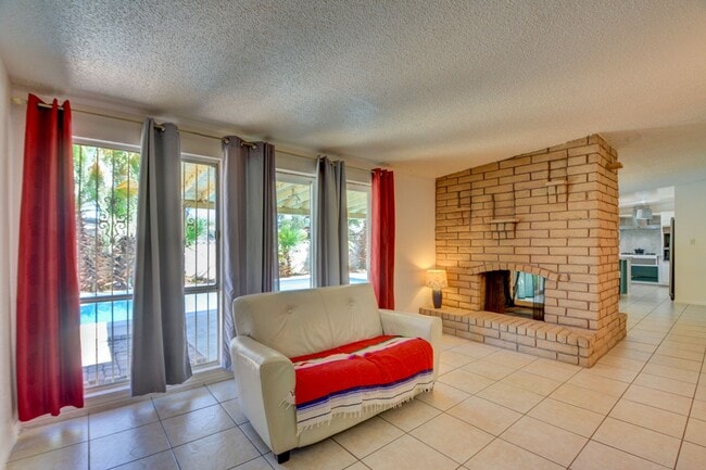 Building Photo - SPARKLING POOL! 4 BEDROOM