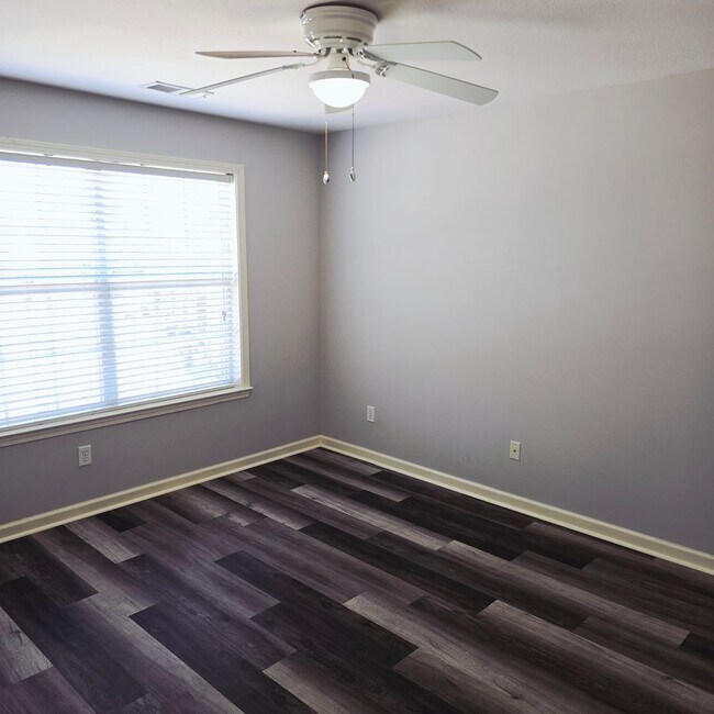 Building Photo - Spacious 3 BR / 2.5 BA in Birmingham!