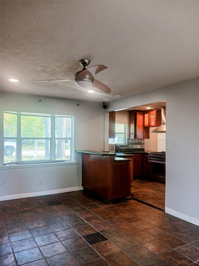 Building Photo - 923 W 41st St