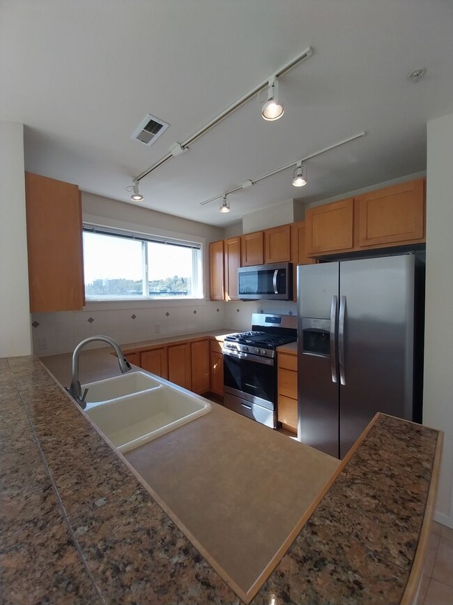 Building Photo - Beautiful 2 beds/1.75 baths condo in sough...