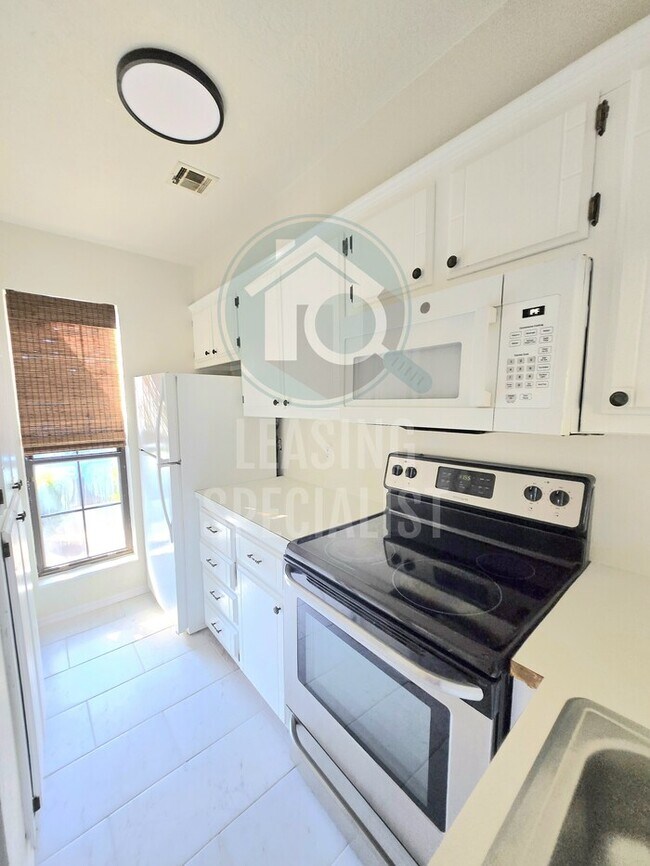 Building Photo - West Norman 2 Bed 1.5 Bath Fully Remodeled...