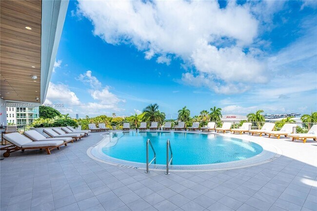 Building Photo - 2655 S Bayshore Dr