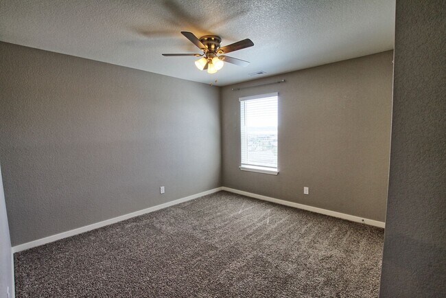 Building Photo - 6 bed 4 bath 3 car garage Crystal Valley Ranch house