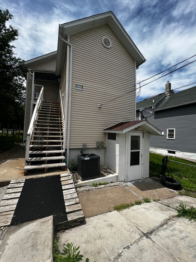 Building Photo - 428 7th St