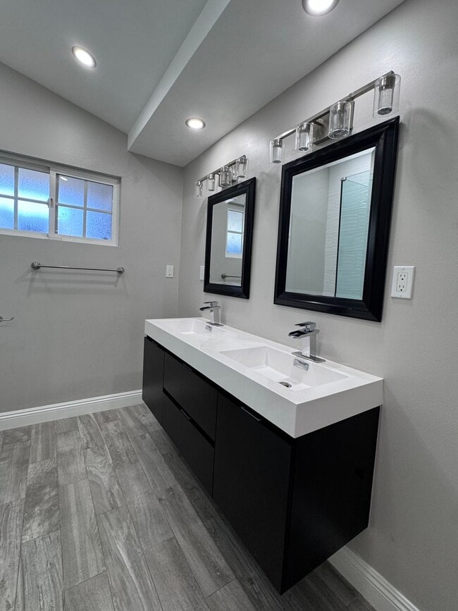 Building Photo - Beautifully remodeled 4 bedroom house in prime Woodland Hills Neighborhood