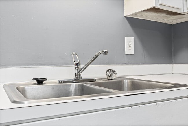 Building Photo - Convenient 1 Bedroom, 1 Bath first-floor condo located in Pawtuckett on the Green near the airpor...