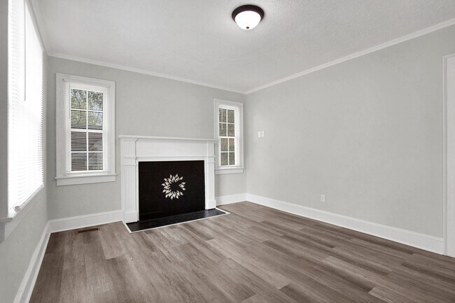 Building Photo - 216 Hawthrone