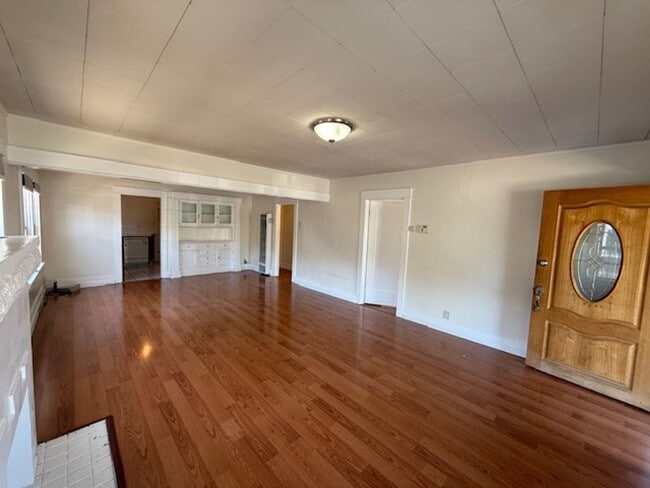 Building Photo - 3 bedroom 2 bath house in Long Beach