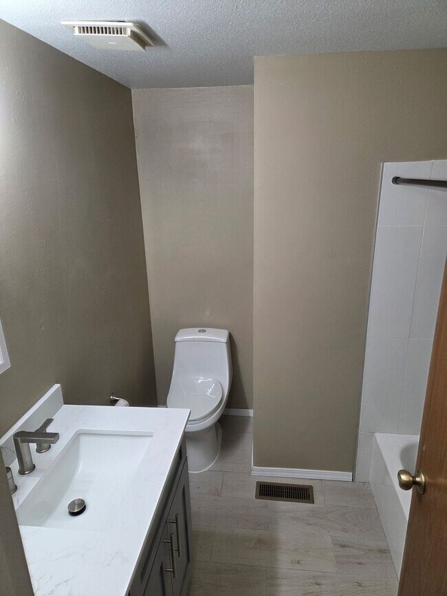 Building Photo - Spacious Covington Home with all New Appliances, Fresh Paint and Large Fenced Yard!