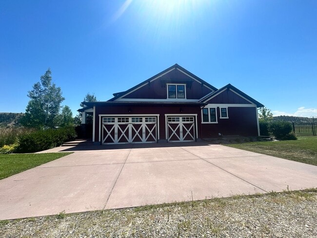 Building Photo - Stunning luxury rental!