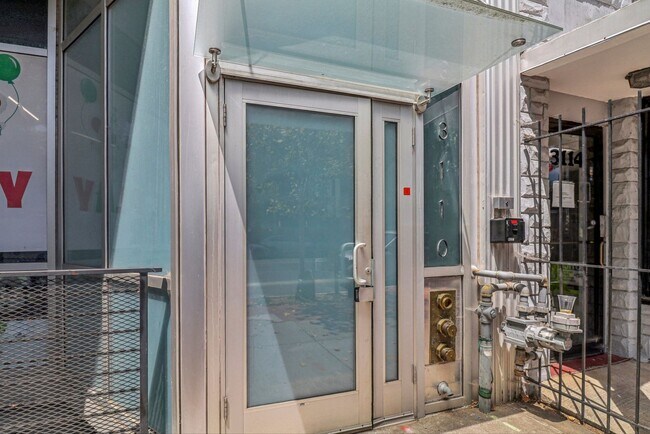 Building Photo - Modern 2-Bedroom with In-Unit W/D on Georg...