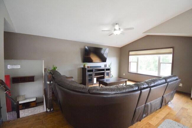 Building Photo - 5 Bed, 3 Bath Home for Rent – Utilities In...