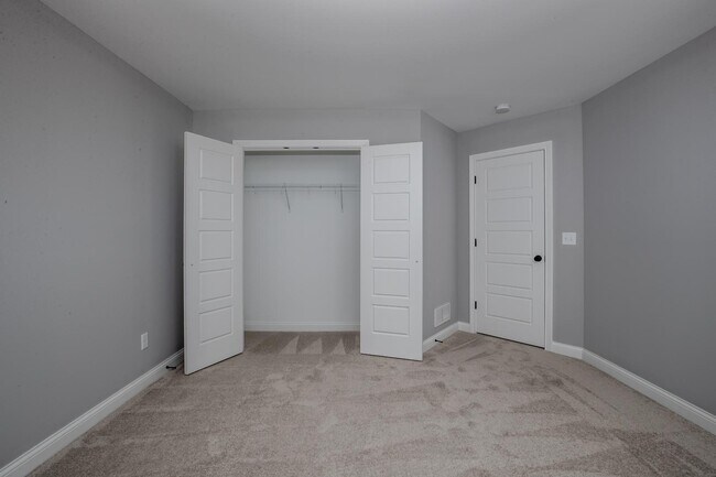 Building Photo - 693 Shaker Dr