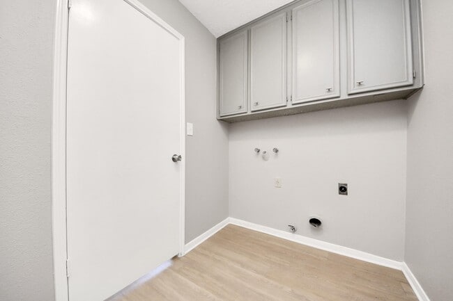 Building Photo - 6222 Vickijohn Dr