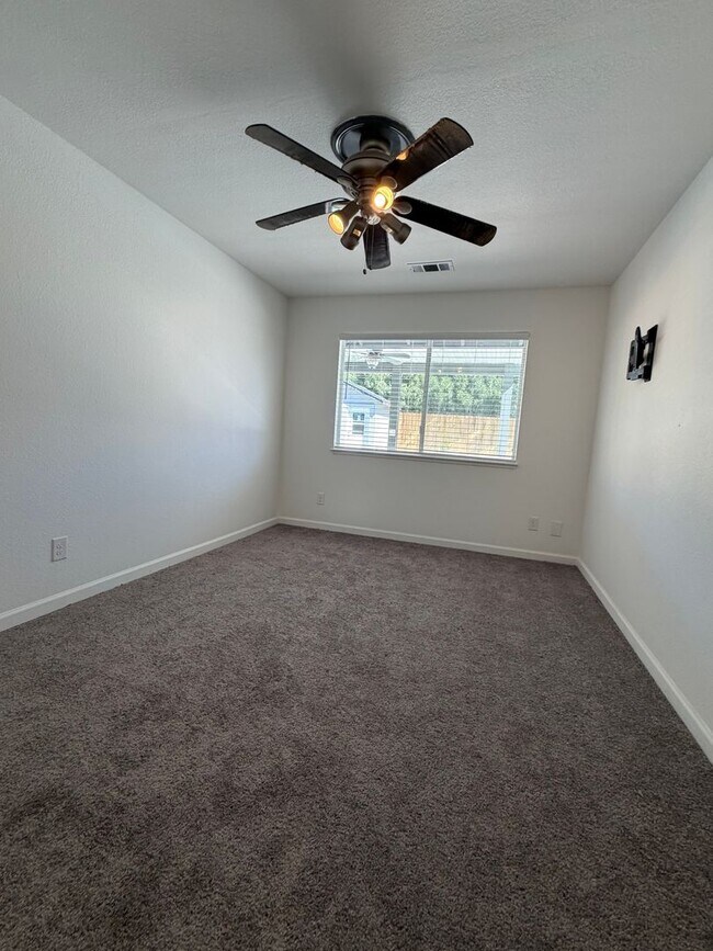 Building Photo - 4 Bedroom home in Ravenwood Estates