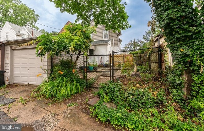 Building Photo - 240 Henley Rd