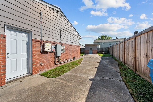 Building Photo - Spacious 4-Bedroom Home with Modern Updates