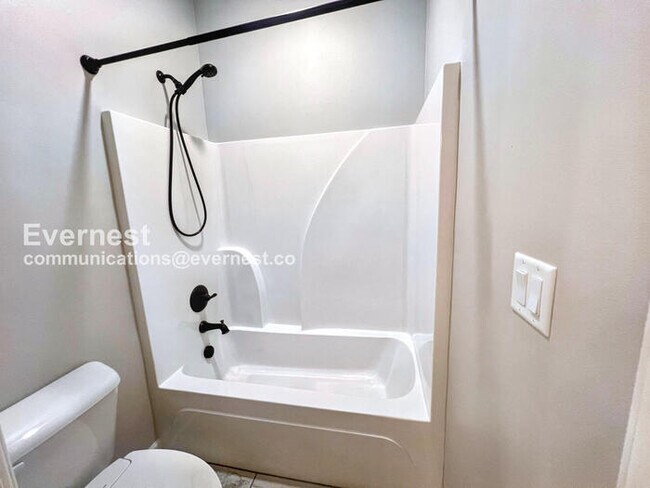 Building Photo - 613 Creekside Cove