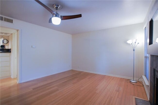 Building Photo - 1 Bed / 1 Bath Home with Fireplace & Walk-...