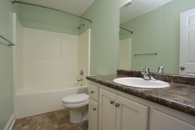 Building Photo - 3 Bedroom House close to Town!