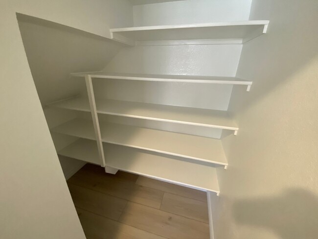 Building Photo - Fabulous 4 bedroom  Townhouse
