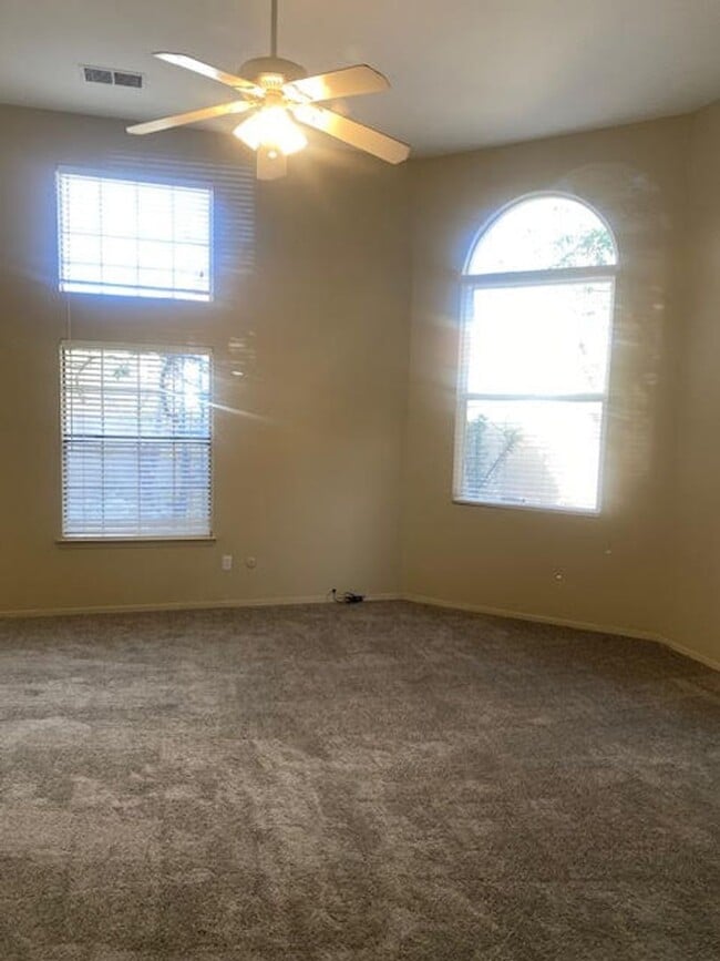 Building Photo - Cute townhome conveniently located in Nort...