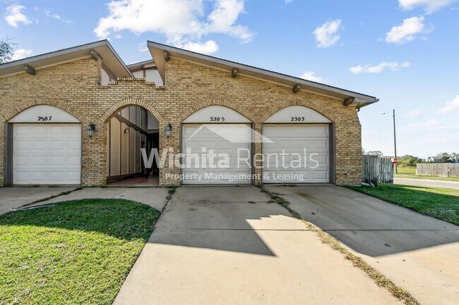 Primary Photo - 2305 S White Oak Dr